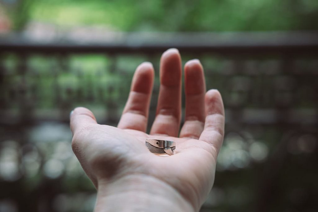 mano con un anillo de plata limpiado con bicarbonato