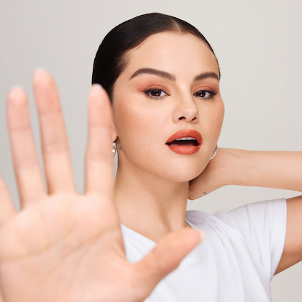 foto promocional de la colección Rare Beauty de Selena Gómez