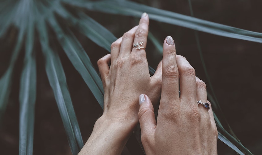 cómo combinar anillos en dedos alternativos