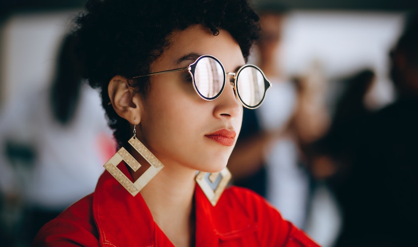 mujer luciendo pendientes para pelo corto geométricos